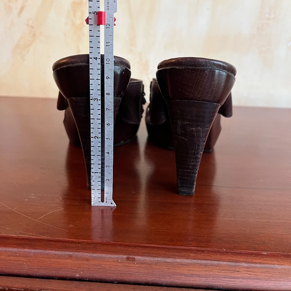 Stuart Weitzman Wooden and Leather Turquoise Beaded Sandals Size 8 1/2 M - Picture 10 of 10